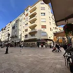 Dinerdowntown In Vaci Street With Free Garage