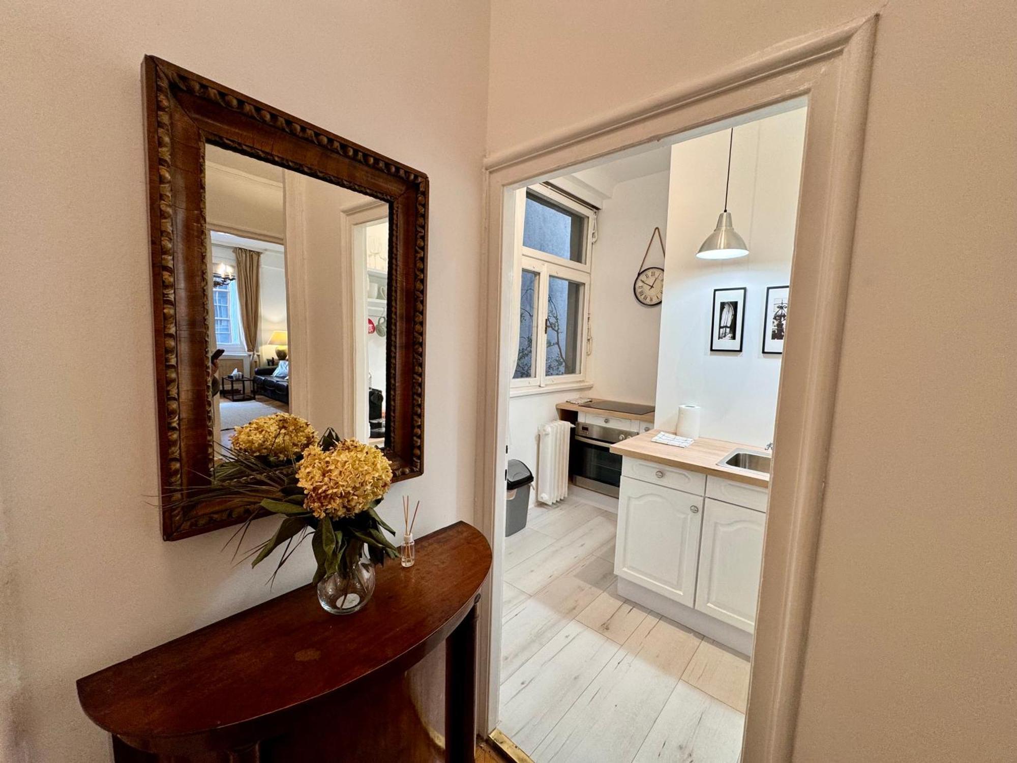 Dinerdowntown In Vaci Street With Free Garage Apartamento Budapeste